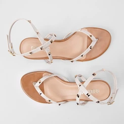 Sandália Feminina Gabriela Salto Bloco Detalhe Tachas Off White