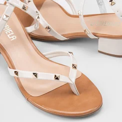 Sandália Feminina Gabriela Salto Bloco Detalhe Tachas Off White