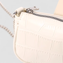 Bolsa Baguete Gabriela Pequena Alça Corrente Textura Croco Off White