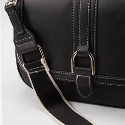 Bolsa Transversal Gabriela Média Enfeite Fivela Pespontos Preto