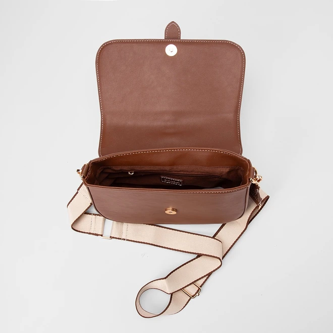 Bolsa Transversal Gabriela Média Enfeite Fivela Pespontos Marrom