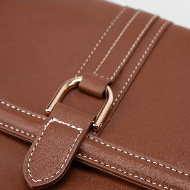 Bolsa Transversal Gabriela Média Enfeite Fivela Pespontos Marrom