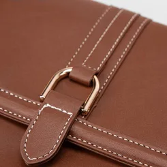 Bolsa Transversal Gabriela Média Enfeite Fivela Pespontos Marrom
