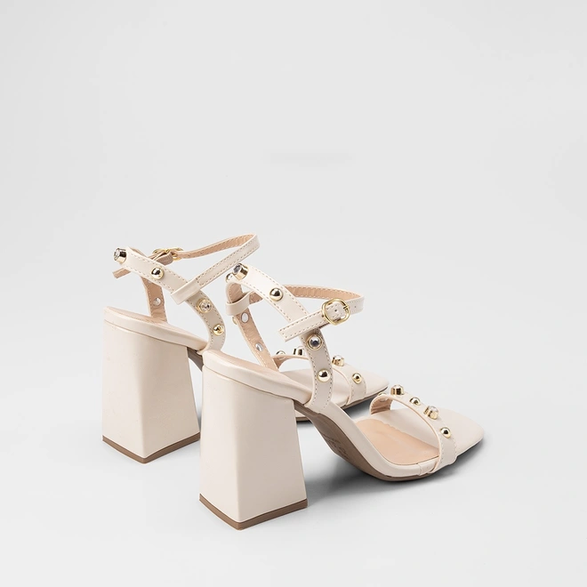Sandália Feminina Gabriela Salto Alto Detalhe Tachas & Pedraria Off White