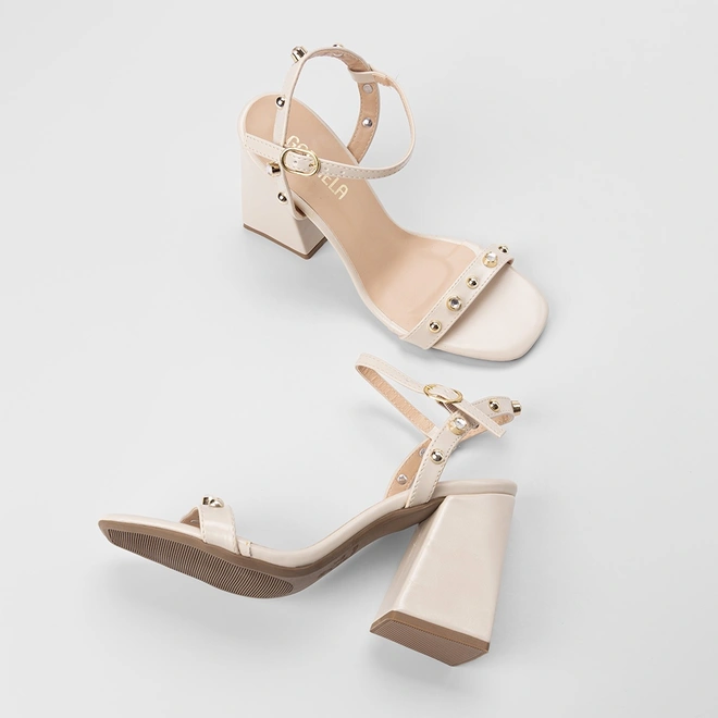 Sandália Feminina Gabriela Salto Alto Detalhe Tachas & Pedraria Off White