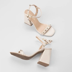 Sandália Feminina Gabriela Salto Alto Detalhe Tachas & Pedraria Off White