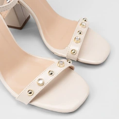 Sandália Feminina Gabriela Salto Alto Detalhe Tachas & Pedraria Off White