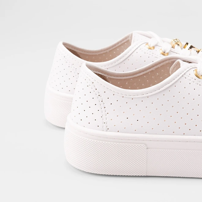 Tênis Casual Feminino Moleca Flatform Com Perfuros e Detalhe Emoji Coração Branco