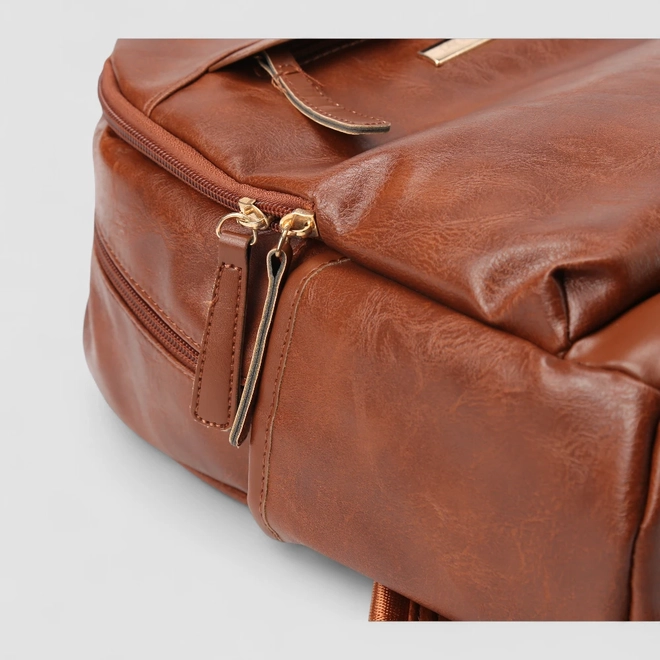 Mochila Feminina Penélope Bolso Frontal Detalhe Metalizado Caramelo