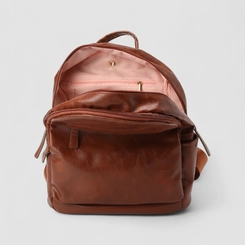 Mochila Feminina Penélope Bolso Frontal Detalhe Metalizado Caramelo