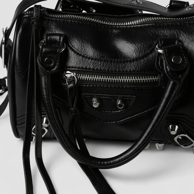 Bolsa Baú Gabriela Média Transversal Detalhe Ilhós & Tachas Preto