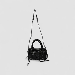 Bolsa Baú Gabriela Média Transversal Detalhe Ilhós & Tachas Preto