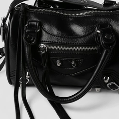 Bolsa Baú Gabriela Média Transversal Detalhe Ilhós & Tachas Preto