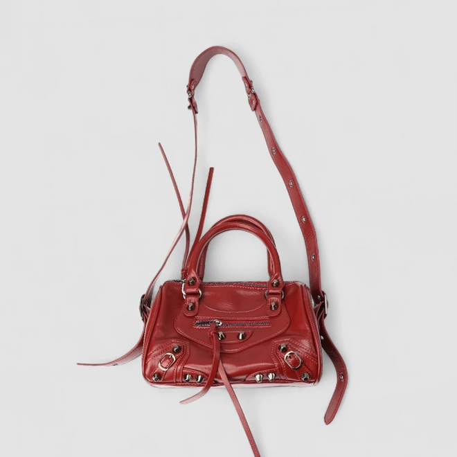 Bolsa Baú Gabriela Média Transversal Detalhe Ilhós & Tachas Vermelha