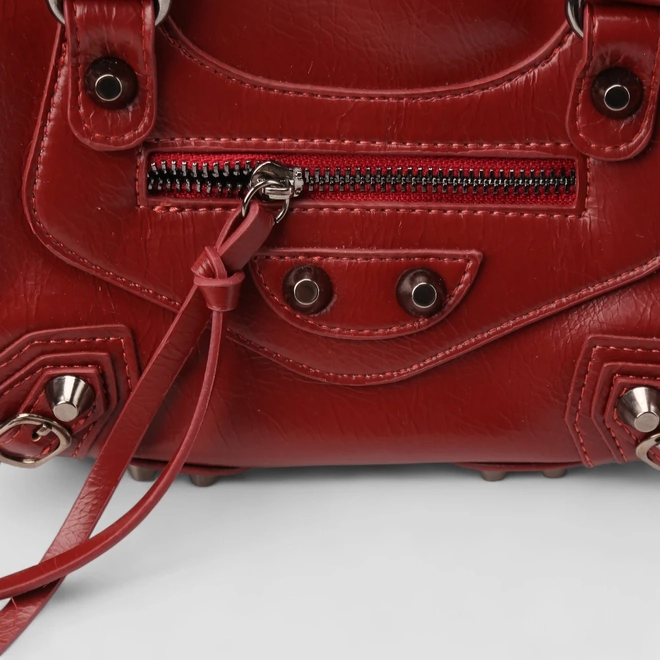 Bolsa Baú Gabriela Média Transversal Detalhe Ilhós & Tachas Vermelha