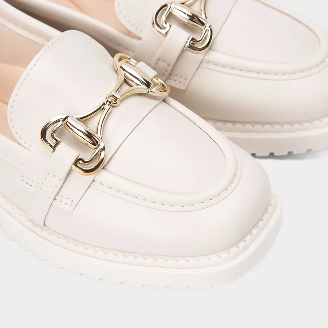 Mocassim Loafer Moleca Plataforma Fivela Off White