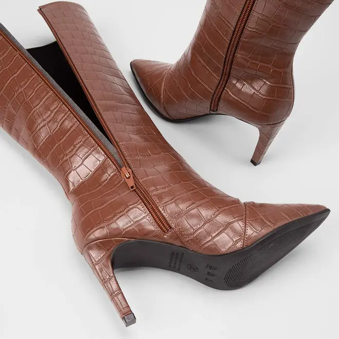 Bota Feminina Gabriela Cano Alto Salto Fino Textura Croco Marrom