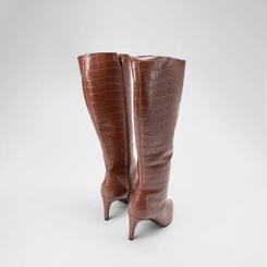 Bota Feminina Gabriela Cano Alto Salto Fino Textura Croco Marrom