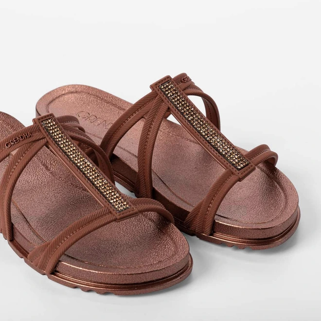 Tamanco Rasteiro Feminino Grendha Detalhe Pedraria Metalizado Bronze