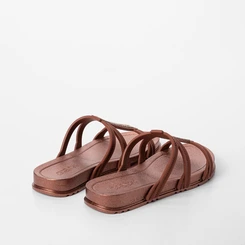 Tamanco Rasteiro Feminino Grendha Detalhe Pedraria Metalizado Bronze