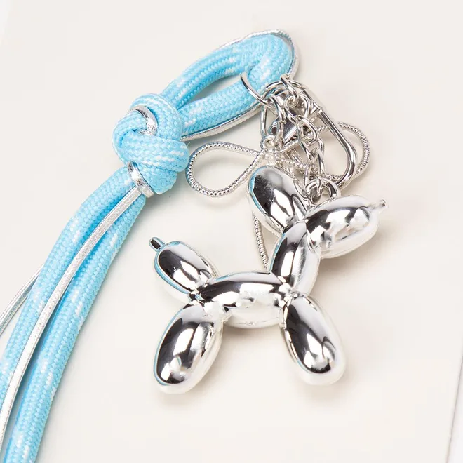 Chaveiro Charm STZ Cachorrinho Metalizado Prata com Laço Azul