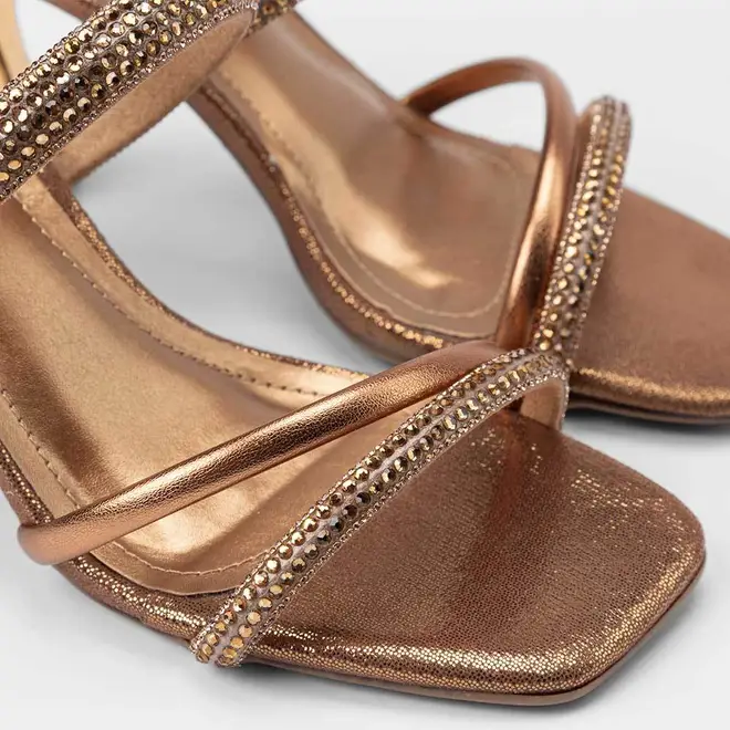 Tamanco Feminino Via Marte Salto Médio Flare Tiras Em Strass Bronze