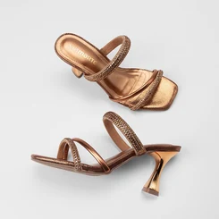 Tamanco Feminino Via Marte Salto Médio Flare Tiras Em Strass Bronze