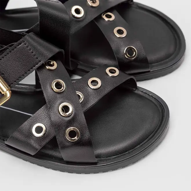 Sandália Rasteira Feminina Moleca Tiras Cruzadas Detalhe Ilhós Preto