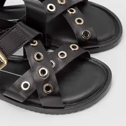 Sandália Rasteira Feminina Moleca Tiras Cruzadas Detalhe Ilhós Preto