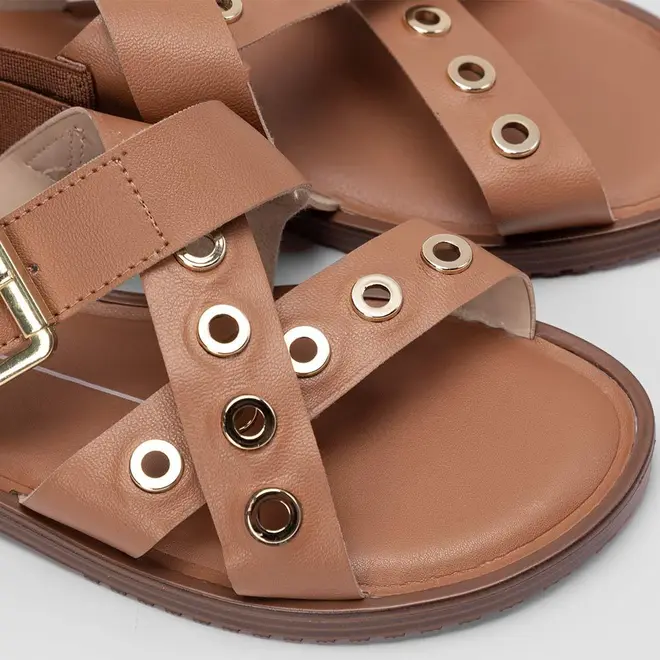 Sandália Rasteira Feminina Moleca Tiras Cruzadas Detalhe Ilhós Caramelo