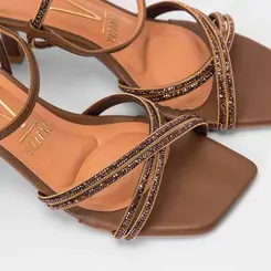 Sandália Feminina Vizzano Salto Flare Médio Tiras Cruzadas Em Strass Marrom
