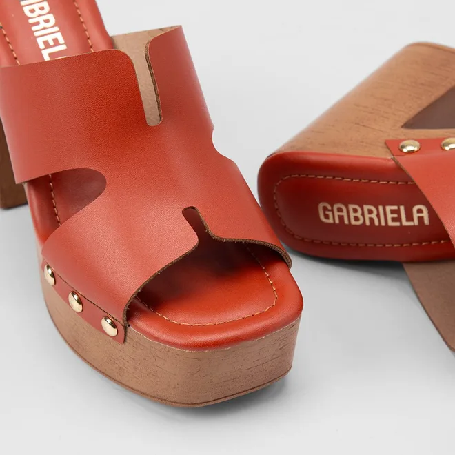 Tamanco Feminino Gabriela Meia Pata Plataforma Tachas Vermelho