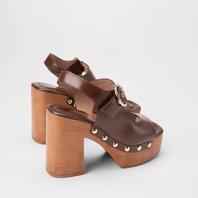 Sandália Feminina Gabriela Meia Pata Detalhes Tachas & Fivela Marrom