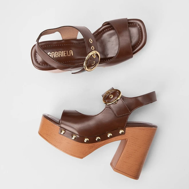 Sandália Feminina Gabriela Meia Pata Detalhes Tachas & Fivela Marrom