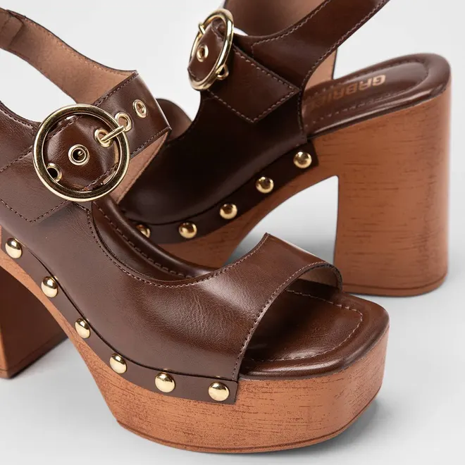 Sandália Feminina Gabriela Meia Pata Detalhes Tachas & Fivela Marrom
