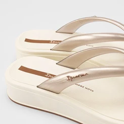 Chinelo Feminino Ipanema Glow Up Efeito Perolizado Bege