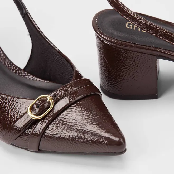 Scarpin Slingback Feminino Gabriela Enfeite Fivela Verniz Marrom
