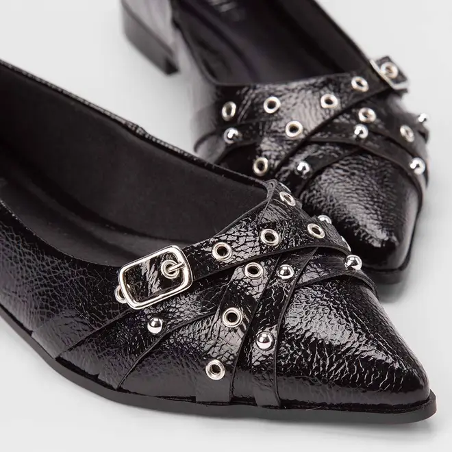 Sapatilha Feminina Gabriela Multitiras Fivela Detalhe Ilhós & Tachas Preto