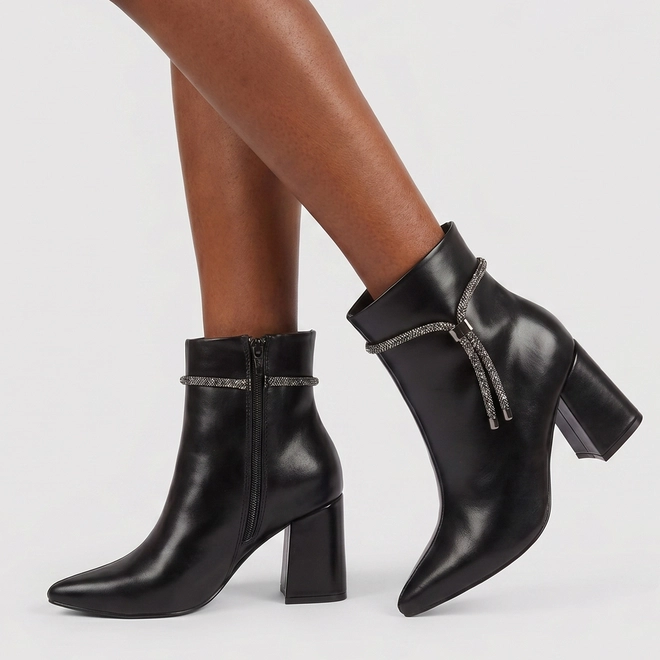 Ankle Boot Feminina Penélope Salto Bloco Detalhe Tira Strass Preta