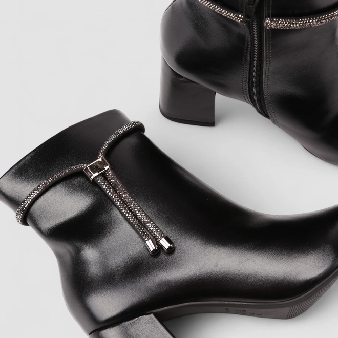 Ankle Boot Feminina Penélope Salto Bloco Detalhe Tira Strass Preta