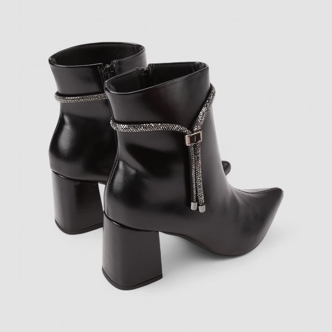 Ankle Boot Feminina Penélope Salto Bloco Detalhe Tira Strass Preta