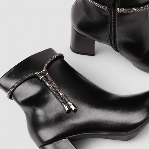 Bota Feminina Penelope Salto Bloco Detalhe Tiras Strass Preta