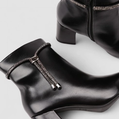 Ankle Boot Feminina Penélope Salto Bloco Detalhe Tira Strass Preta