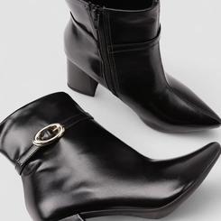 Ankle Boot Feminina Penélope Salto Bloco Enfeite Fivela Preta