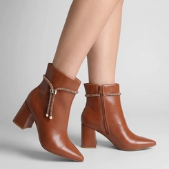 Ankle Boot Feminina Penélope Salto Bloco Detalhe Tira Strass Caramelo