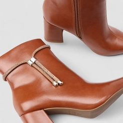 Ankle Boot Feminina Penélope Salto Bloco Detalhe Tira Strass Caramelo