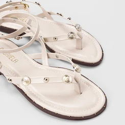 Sandália Rasteira Feminina Gabriela Detalhe Em Tachas Off White