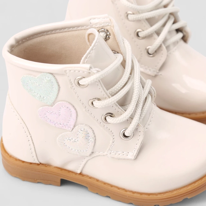 Bota Coturno Infantil Gabrielinha Verniz Enfeite Coração Metalizada Off White