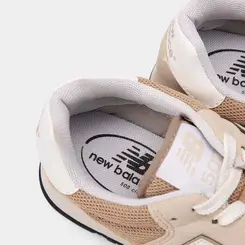 Tênis Esportivo Feminino New Balance 520 V2 Bege