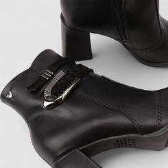 Bota Feminina Mississipi Cano Curto Tira Tressê Detalhe Fivela Preto